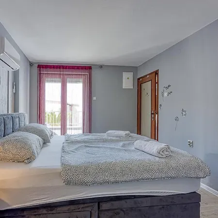 Four-bedroom Magnolija Apartamento Poreč
