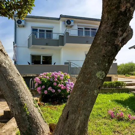 Four-bedroom Magnolija Apartment Porec